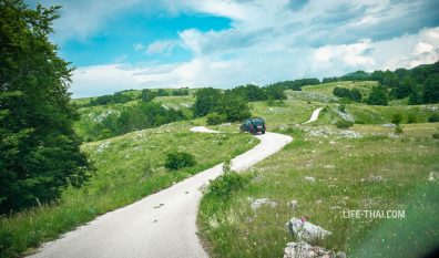 Узкая дорога в Черногории на перевал Sedlo