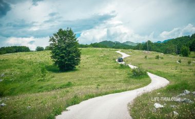 Узкая дорога в Черногории на перевал Sedlo