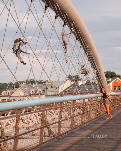 Мост с эквилибристами в Кракове