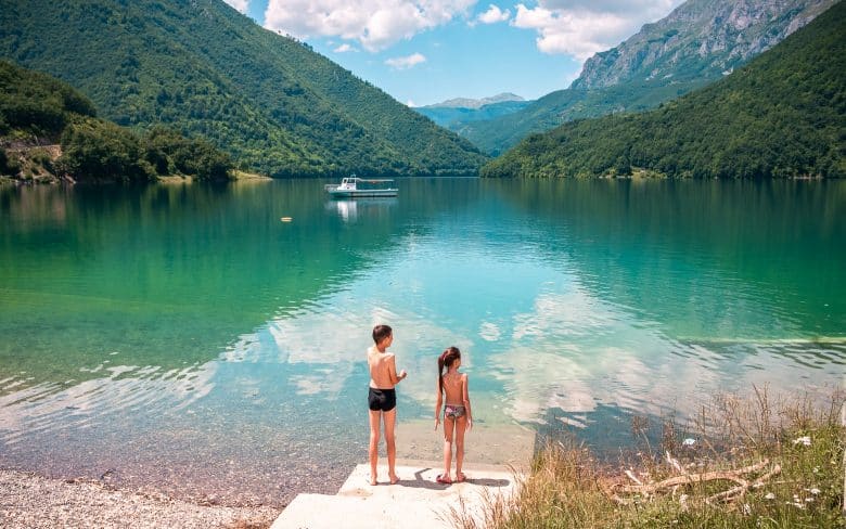 Дети на Пивском озере, Плужине, Черногория