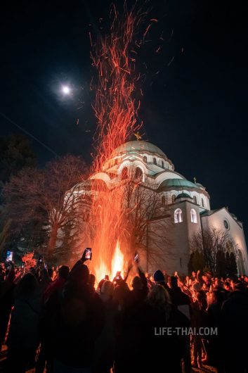 Божич около храма Св. Саввы в Белграде, Сербия