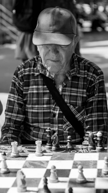 Мужчина играет в шахматы в Белграде