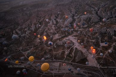 Вид сверху на воздушные шары в Турции