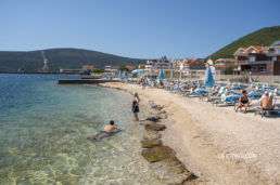 Пляж и море курорта Биела Черногория