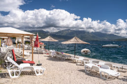 Пляжи и море на курорте Дженовичи в Черногории