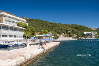 Бетонные пирсы и море в поселке Биела Черногория